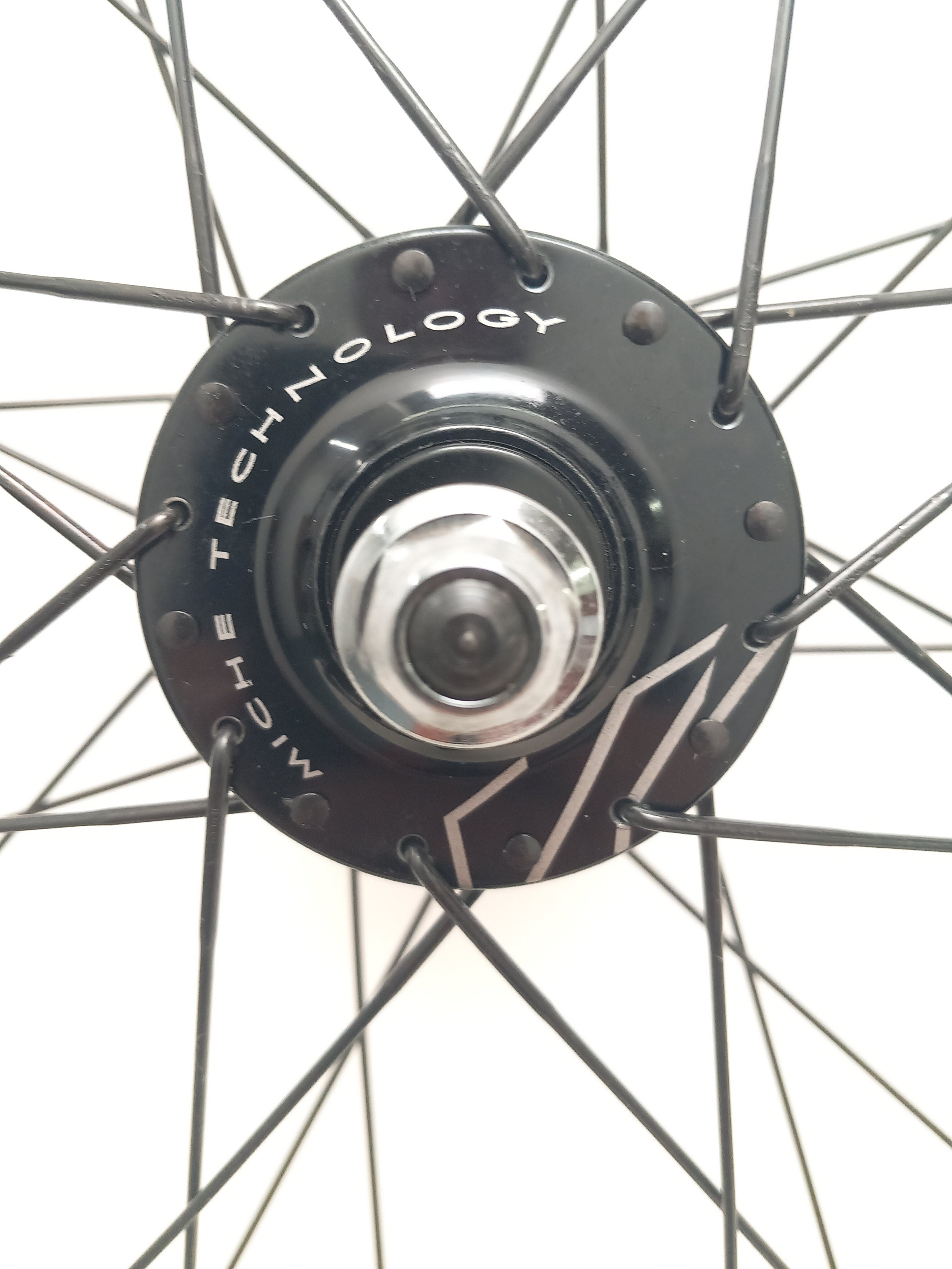 Best Spokes for Road Bikes: DT Swiss Champion vs Sapim Race